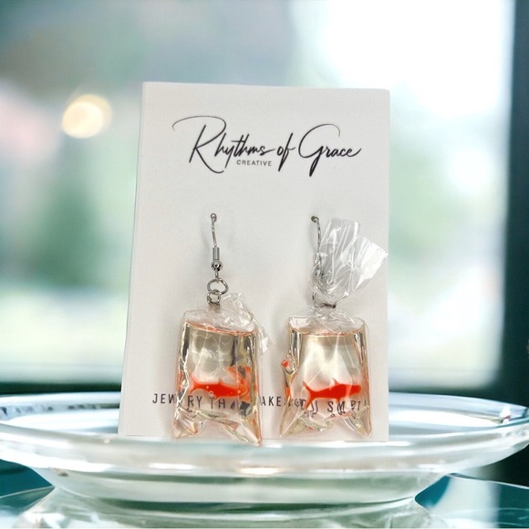 Splashy Style: NWT Goldfish-In-Bag Dangle Earrings! 🌊✨ Fair Fish Earrings - Picture 6 of 7
